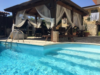 Appartamento con 2 stanze con piscina privata, terrazza attrezzata e Wifi a Giugliano in Campania - a 5 km dalla spiaggia