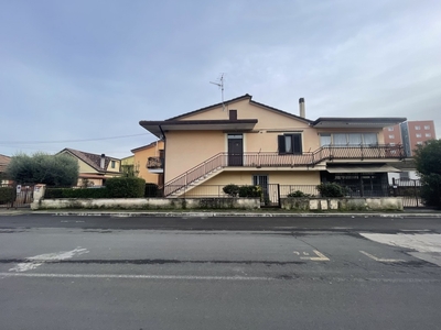 Casa indipendente a Frosinone, 9 locali, 5 bagni, giardino privato