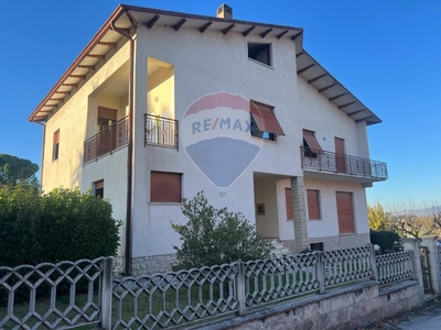 Casa indipendente in Via Primo Maggio, Bevagna, 6 locali, 3 bagni