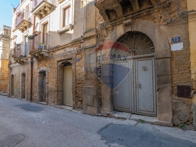 Casa indipendente in Via Santa Sofia, Caltagirone, 6 locali, 4 bagni