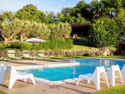 Casa a Fossombrone con giardino e piscina