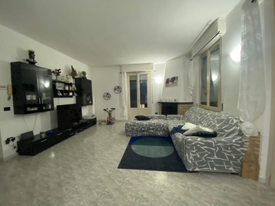 Trilocale in Via Corridoni, Medesano, 1 bagno, garage, 130 m²