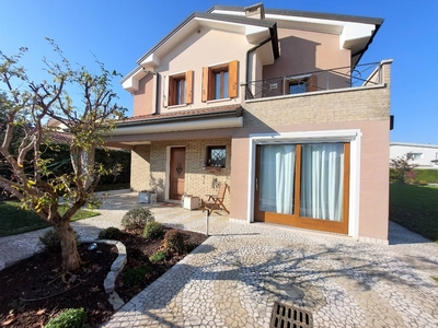 Villa singola in Via 2 Giugno, Legnaro, 6 locali, 2 bagni, 205 m²