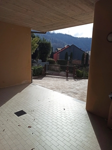 Villa con giardino in via montessori, Lecco