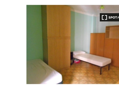 Camera in affitto in appartamento con 3 camere da letto, Casal Bertone, Milano