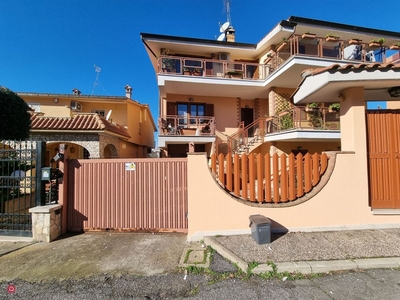 Casa Bi/Trifamiliare in Vendita in Via Sandigliano a Roma
