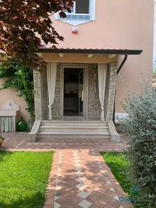 Casa indipendente arredata in affitto, Massa marina di