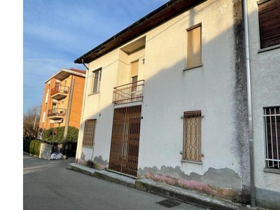 Porzione di casa in vendita a Varano Borghi, Via A. Fogazzaro 10
