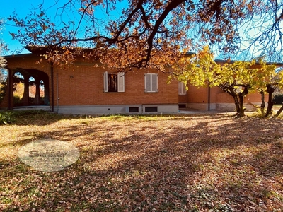 Casa indipendente in Via giardini, Formigine, 15 locali, con box