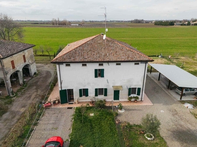 Casa semindipendente a Modena, 8 locali, 2 bagni, 224 m² in vendita
