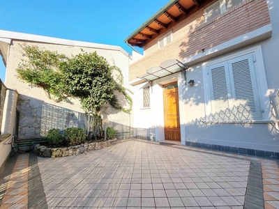Villa a schiera a Viareggio, 7 locali, 2 bagni, 85 m², terrazzo
