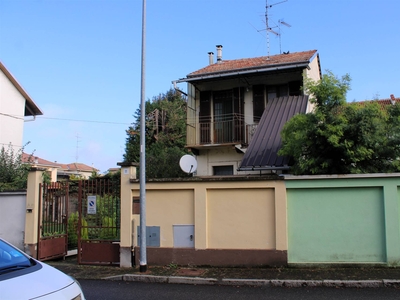 Casa singola in Via Pertengo 11 in zona Periferia a Vercelli