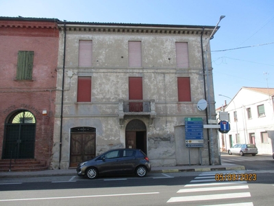 Palazzo in Via Ariosto 75 in zona Migliaro a Fiscaglia