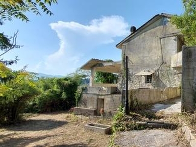 Proponiamo a Bagnone questo rustico casale