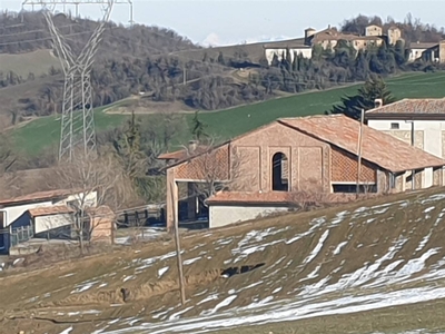Rustico casale in vendita a Gazzola Piacenza Monticello