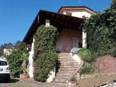 Villa Bifamiliare con giardino a Pietrasanta