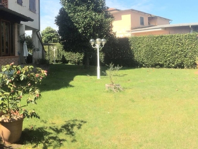 Villa Bifamiliare con giardino a Pietrasanta