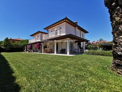 Villa con giardino a Forte dei Marmi