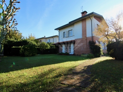 Villa con giardino a Pietrasanta