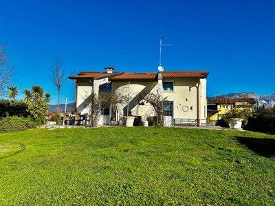 Villa in ottime condizioni in zona Marina di Carrara a Carrara