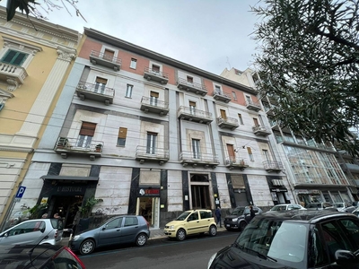 Casa indipendente di 6 vani /330 mq a Bari (zona MURAT)