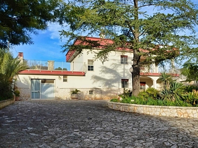 Villa (zona residenziale) di 6 vani /253 mq a Putignano (zona AGRO DI PUTIGNANO)