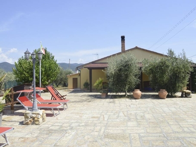 Accogliente casa a Castagneto Carducci con giardino e barbecue