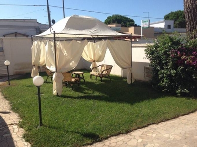 Appartamento a Marina Di Ginosa con barbecue e giardino