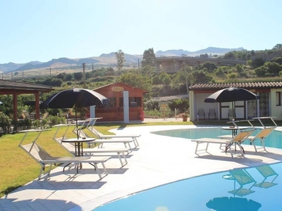 Casa a Caltanissetta con piscina e giardino