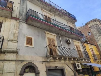Casa semindipendente con terrazza panoramica, via Roma, Vizzini centro