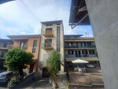 Porzione di casa con annesso locale commerciale, via Quagliotti, Borgomanero