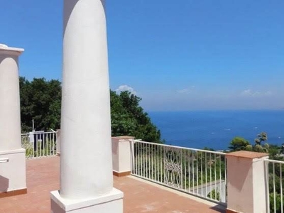 Quadrilocale in vendita a Capri