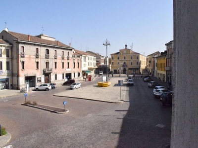 Trilocale, piazza Giuseppe Garibaldi, Bondeno