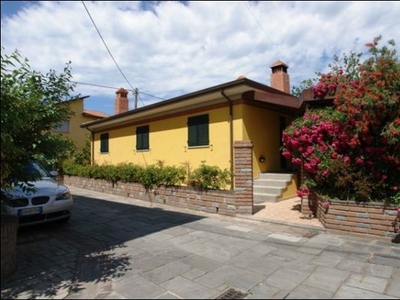 villa indipendente in vendita a Romito magra