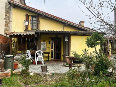 Casa indipendente con giardino a Montalto Pavese