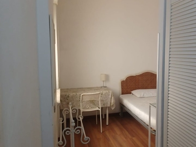 Stanze in affitto in appartamento con 6 camere da letto a Trastevere, Roma