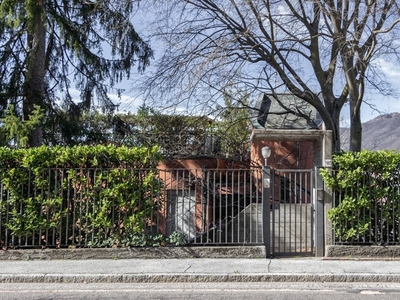Appartamento in Vendita a Varese, zona Casbeno, 350'000€, 180 m²