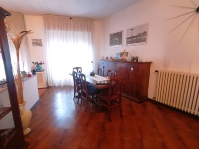 Trilocale in Vendita a Vercelli, 95'000€, 151 m², con Box