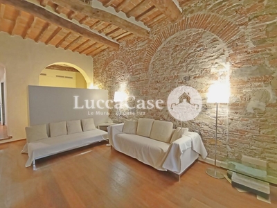 Bilocale in Affitto a Lucca, 1'100€, 55 m², arredato, con Box