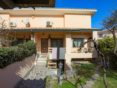 Casa in vendita in Infernetto, Italia