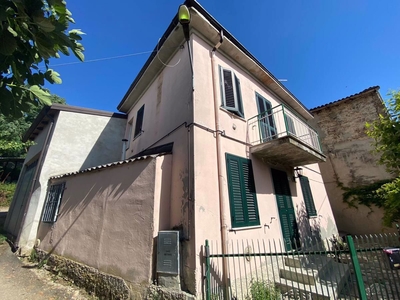 Casa indipendente da ristrutturare a Pianello Val Tidone