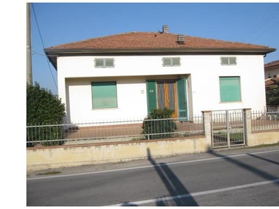 Casa indipendente in vendita a Larciano, Frazione Castelmartini