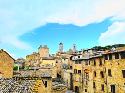 Nel pieno centro storico di San Gimignano, ampio Appartamento Indipendente, con Garage, Cantina e Corte interna esclusiva. Ottime condizioni. Ideale per fare B&B.