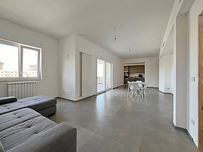 Quadrilocale in Affitto a Bari, zona San Paolo, 880€, 120 m²