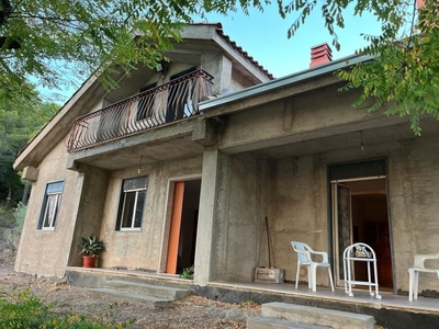 Rif. Agenzia 889 Gianpi Immobiliare vende graziosa proprietà in Contrada Polleri, a soli 3 km dal centro abitato di Piazza Armerina. La proprietà è costituita da una villetta su due livelli, piano terra con un'ampia sala living, camera, cucina e bagno, Il piano superiore mansardato di circa 100 mq offre la possibilità di ulteriori spazi abitativi.La casa è abitabile e consente una vita tranquilla e agiata per una famiglia.Il terreno circostante di circa due ettari è curatissimo e dedicato a pineta, frutteto, vigneto, uliveto. La corte antistante la casa affaccia sulla vallata offrendo un panorama bellissimo.Pozzo acqua regolarmente dichiarato di circa 25 mt di profondità.Classe energetica G.