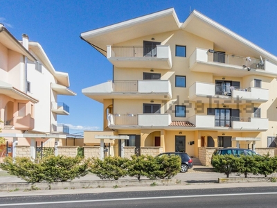 Situato a breve distanza dal centro cittadino di Penne, 2 min in auto, sulla strada che costeggiata in entrambi i lati la lussureggiante campagna ricca di argentati uliveti e da cui si può godere di panorami che spaziano dal mare fino ai monti, sorge il complesso residenziale di recente realizzazione che ospita questo moderno appartamento.L'unità immobiliare è ubicata al primo piano ed è composta da grande e luminoso soggiorno con terrazzo vista monti e cucina semi abitabile, mentre la zona notte ospita una comoda camera matrimoniale con balcone vista mare, due ampie camerette (di cui 1 con balcone) e doppi servizi igienici. L'immobile è impreziosito da ottime rifiniture e da corte esclusiva pavimentata con ingresso indipendente oltre che da capiente garage situato al piano seminterrato dell'edificio.