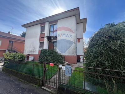 Villa bifamiliare in Vendita a Varese, zona Casbeno, 480'000€, 400 m²