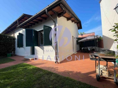Villa Bifamiliare in Vendita ad Pietrasanta - 780000 Euro
