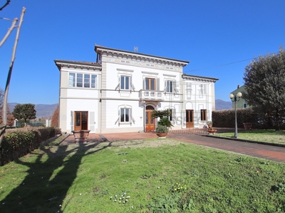 Villa di prestigio - ristrutturata a Capannori