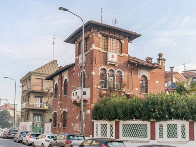 Villa in vendita a Milano via Valussi Pacifico 1